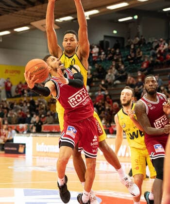 26.03.2022, xsltx, Basketball BBL Bundesliga, Giessen 46ers - EWE Baskets Oldenburg emspor, v.l. Kendale Deshawn McCullum - (C) Point Guard (Jobstairs Gießen 46ers), TJ Holyfield - Forward (EWE Baskets Oldenburg) (DFL DFB REGULATIONS PROHIBIT ANY USE OF PHOTOGRAPHS as IMAGE SEQUENCES and or QUASI-VIDEO) Giessen