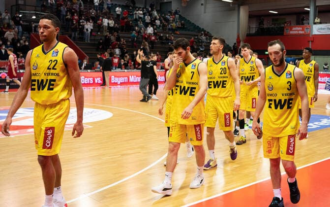 26.03.2022, xsltx, Basketball BBL Bundesliga, Giessen 46ers - EWE Baskets Oldenburg emspor, v.l. Oldenburg bleibt nach der 75:88-Niederlage in Gießen weiter im Abstiegskampf (DFL DFB REGULATIONS PROHIBIT ANY USE OF PHOTOGRAPHS as IMAGE SEQUENCES and or QUASI-VIDEO) Giessen