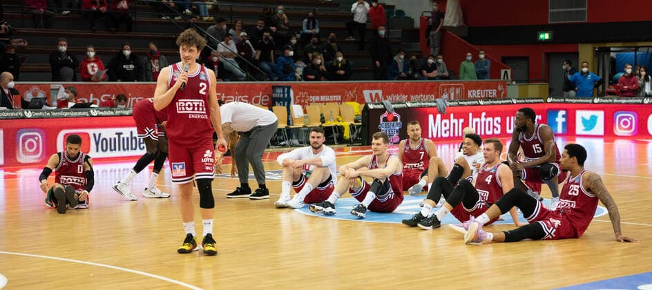 26.03.2022, xsltx, Basketball BBL Bundesliga, Giessen 46ers - EWE Baskets Oldenburg emspor, v.l. Seltenes Bild: Ein Sieg der Gießener wird zelebriert. Wortführer: Dennis Daniel Nawrocki (Nr. 2) - Shooting Guard (Jobstairs Gießen 46ers) (DFL DFB REGULATIONS PROHIBIT ANY USE OF PHOTOGRAPHS as IMAGE SEQUENCES and or QUASI-VIDEO) Giessen