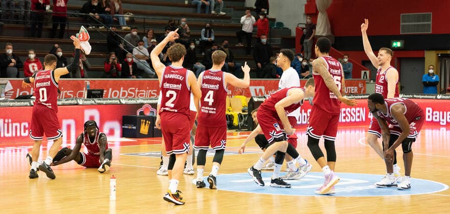 26.03.2022, xsltx, Basketball BBL Bundesliga, Giessen 46ers - EWE Baskets Oldenburg emspor, v.l. Ausgelassene Freude bei den 46ers nach dem 88:75-Erfolg gegen Oldenburg (DFL DFB REGULATIONS PROHIBIT ANY USE OF PHOTOGRAPHS as IMAGE SEQUENCES and or QUASI-VIDEO) Giessen