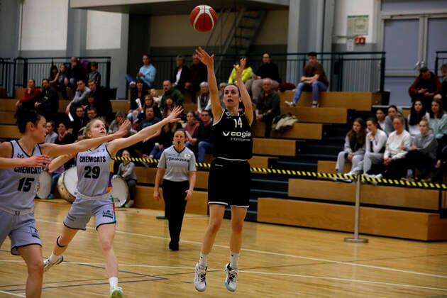 26.03.2022, 2. Toyota Damen Basketball Bundesliga Nord, DBBL, Saison 2021 2022, Damen, Playoffs, Viertelfinale, Chemcats Chemnitz - Falcons Bad Homburg Nerea Garmendia Odriozola, Falcons Bad Homburg Chemnitz Sporthalle am Schlossteich Sachsen Germany