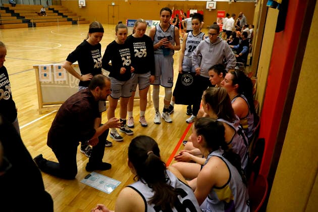 26.03.2022, 2. Toyota Damen Basketball Bundesliga Nord, DBBL, Saison 2021 2022, Damen, Playoffs, Viertelfinale, Chemcats Chemnitz - Falcons Bad Homburg Thomas Seltner (Coach), ChemCats Chemnitz spricht mit seiner Mannschaft Chemnitz Sporthalle am Schlossteich Sachsen Germany
