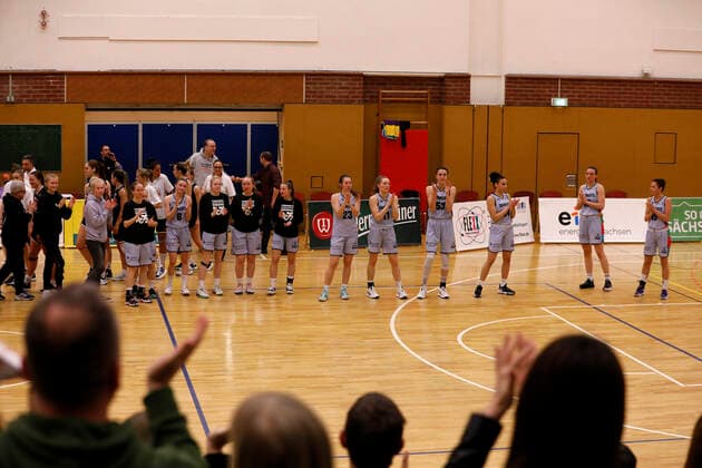 26.03.2022, 2. Toyota Damen Basketball Bundesliga Nord, DBBL, Saison 2021 2022, Damen, Playoffs, Viertelfinale, Chemcats Chemnitz - Falcons Bad Homburg Die ChemCats bedanken sich bei den Besuchern Chemnitz Sporthalle am Schlossteich Sachsen Germany
