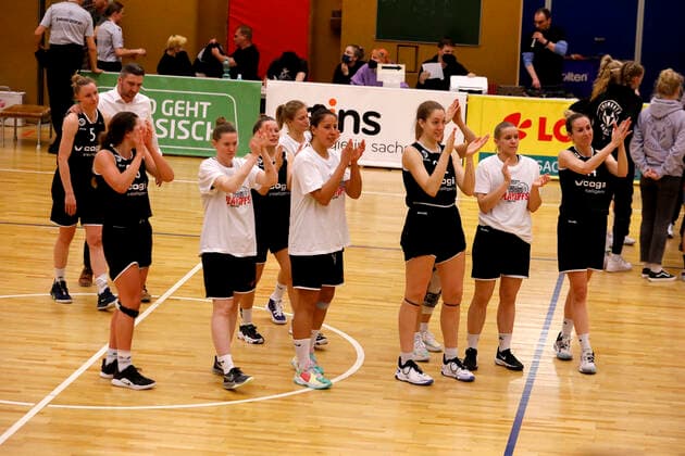 26.03.2022, 2. Toyota Damen Basketball Bundesliga Nord, DBBL, Saison 2021 2022, Damen, Playoffs, Viertelfinale, Chemcats Chemnitz - Falcons Bad Homburg Falcons Bad Homburg bedankt bei den mitgereisten Fans Chemnitz Sporthalle am Schlossteich Sachsen Germany