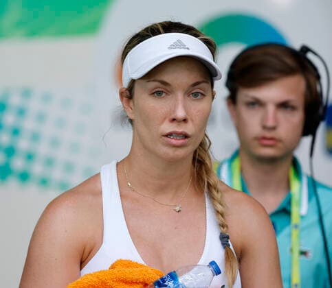 March 26, 2022, Miami Gardens, Florida, United States Of America: MIAMI GARDENS, FLORIDA - MARCH 26: Danielle Collins of United States defeats Vera Zvonareva of Russia serves on day 6 of the 2022 Miami Open at Hard Rock Stadium on March 26, 2022 in Miami Gardens, Florida....People: Danielle Collins Miami Gardens USA - ZUMAs214 20220326_zda_s214_065 Copyright: xSMGx