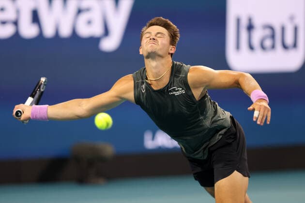 Sport Bilder des Tages March 26, 2022, Miami Gardens, Florida, United States Of America: MIAMI GARDENS, FLORIDA - MARCH 26: Stefanos Tsitsipas of Greece defeats J.J. Wolf of The United States during day 6 of the Miami Open at Hard Rock Stadium on March 26, 2022 in Miami Gardens, Florida...People: J.J. Wolf Miami Gardens United States Of America - ZUMAs214 20220326_zda_s214_184 Copyright: xSMGx
