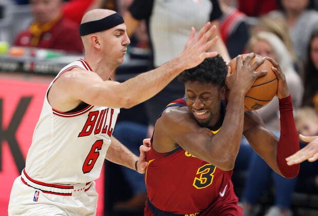 Chicago Bulls guard Alex Caruso (L) defends against Cleveland Cavaliers guard Caris LeVert (R) during the first half of the NBA, Basketball Herren, USA game between the Cleveland Cavaliers and the Chicago Bulls at Rocket Mortgage Fieldhouse in Cleveland, Ohio, USA, 26 March 2022. Chicago Bulls at Cleveland Cavaliers !ACHTUNG: NUR REDAKTIONELLE NUTZUNG!  Copyright: xDAVIDxMAXWELLx AME6226 20220327-16025bee48a7cb1a44304aceaaf59da3f270d424
