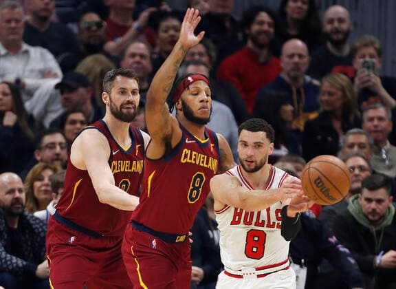 Chicago Bulls guard Zach LaVine (R) passes the all as Cleveland Cavaliers guard Lamar Stevens (C) and Cleveland Cavaliers forward Kevin Love (L) defend during the first half of the NBA, Basketball Herren, USA game between the Cleveland Cavaliers and the Chicago Bulls at Rocket Mortgage Fieldhouse in Cleveland, Ohio, USA, 26 March 2022. Chicago Bulls at Cleveland Cavaliers !ACHTUNG: NUR REDAKTIONELLE NUTZUNG!  Copyright: xDAVIDxMAXWELLx AME6231 20220327-968fcf6db189fea94dbe224e203da1483029b728