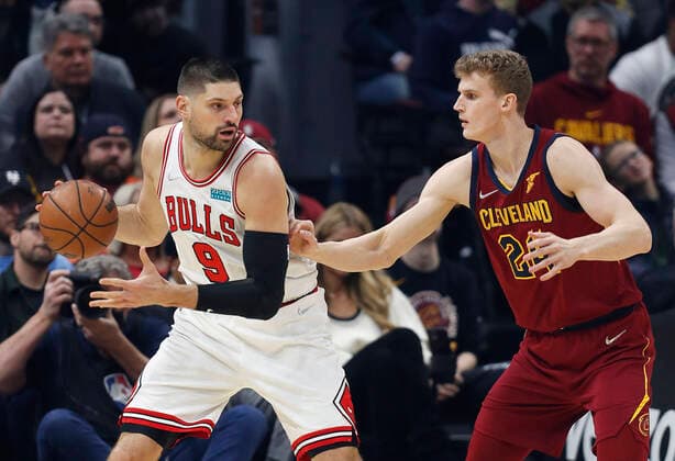 Chicago Bulls center Nikola Vucevic of Montenegro (L) works against Cleveland Cavaliers forward Lauri Markkanen of Finland (R) during the first half of the NBA, Basketball Herren, USA game between the Cleveland Cavaliers and the Chicago Bulls at Rocket Mortgage Fieldhouse in Cleveland, Ohio, USA, 26 March 2022. Chicago Bulls at Cleveland Cavaliers !ACHTUNG: NUR REDAKTIONELLE NUTZUNG!  Copyright: xDAVIDxMAXWELLx AME6224 20220327-d30be20d4199cd1be4fc6afac4cab48015990cf6