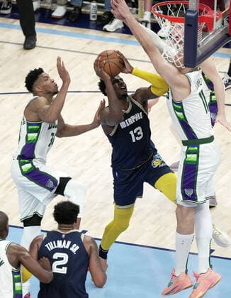 Memphis Grizzlies Jaren Jackson Jr. (13) goes up for a basket as Milwaukee Bucks Giannis Antetokounmpo (34) defends in the first half of the the game at FedEx Forum in Memphis, Tennessee, USA, 26, March 2022. Bucks at Memphis Grizzlies Basketball !ACHTUNG: NUR REDAKTIONELLE NUTZUNG!  Copyright: xKARENxPULFERxFOCHTx AME6222 20220327-7568fdb017cd3e962bce4ff628f2948460ed0864