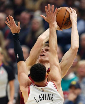 Chicago Bulls guard Zach LaVine (L) defends against Cleveland Cavaliers forward Lauri Markkanen of Finland (R) during the first half of the NBA, Basketball Herren, USA game between the Cleveland Cavaliers and the Chicago Bulls at Rocket Mortgage Fieldhouse in Cleveland, Ohio, USA, 26 March 2022. Chicago Bulls at Cleveland Cavaliers !ACHTUNG: NUR REDAKTIONELLE NUTZUNG!  Copyright: xDAVIDxMAXWELLx AME6223 20220327-e76c1efbf2032f4483c1a606b7897aa71952aa73