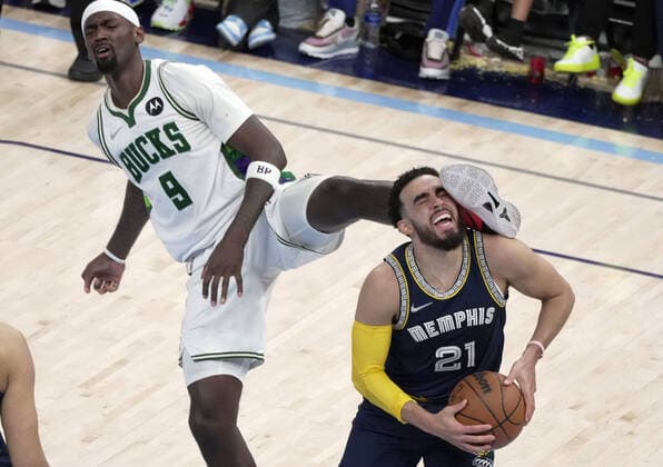 Sport Themen der Woche KW12 Sport Bilder des Tages Memphis Grizzlies Tyus Jones (21) is fouled by Milwaukee Bucks Bobby Portis (9) in the second half of the the game at FedEx Forum in Memphis, Tennessee, USA, 26 March 2022. Bucks at Memphis Grizzlies Basketball !ACHTUNG: NUR REDAKTIONELLE NUTZUNG!  Copyright: xKARENxPULFERxFOCHTx AME6274 20220327-f47153b061a0be4f02be39b68f6f357f1a5fcd72