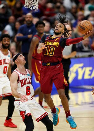 Cleveland Cavaliers guard Darius Garland (R) gets a shot off as Chicago Bulls guard Alex Caruso (L) looks on during the second half of the NBA, Basketball Herren, USA game between the Cleveland Cavaliers and the Chicago Bulls at Rocket Mortgage Fieldhouse in Cleveland, Ohio, USA, 26 March 2022. Chicago Bulls at Cleveland Cavaliers !ACHTUNG: NUR REDAKTIONELLE NUTZUNG!  Copyright: xDAVIDxMAXWELLx AME6296 20220327-9184612f059a2199fa1f78b8e6e8205634bef92c