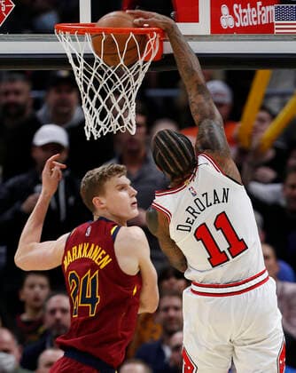 Chicago Bulls forward DeMar DeRozan (R) scores against Cleveland Cavaliers forward Lauri Markkanen of Finland (L) during the second half of the NBA, Basketball Herren, USA game between the Cleveland Cavaliers and the Chicago Bulls at Rocket Mortgage Fieldhouse in Cleveland, Ohio, USA, 26 March 2022. Chicago Bulls at Cleveland Cavaliers !ACHTUNG: NUR REDAKTIONELLE NUTZUNG!  Copyright: xDAVIDxMAXWELLx AME6278 20220327-2cb53f5043c2ace2779c08800baaa5c69712b2b1