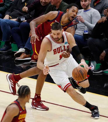 Cleveland Cavaliers forward Evan Mobley (back) pokes the ball loose from Chicago Bulls center Nikola Vucevic of Montenegro (front) during the second half of the NBA, Basketball Herren, USA game between the Cleveland Cavaliers and the Chicago Bulls at Rocket Mortgage Fieldhouse in Cleveland, Ohio, USA, 26 March 2022. Chicago Bulls at Cleveland Cavaliers !ACHTUNG: NUR REDAKTIONELLE NUTZUNG!  Copyright: xDAVIDxMAXWELLx AME6279 20220327-323965b7073f80f46e76cdf19f5aae25e082d998