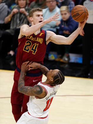 Cleveland Cavaliers forward Lauri Markkanen of Finland (L) goes to the asket over Chicago Bulls forward DeMar DeRozan (R) during the second half of the NBA, Basketball Herren, USA game between the Cleveland Cavaliers and the Chicago Bulls at Rocket Mortgage Fieldhouse in Cleveland, Ohio, USA, 26 March 2022. Chicago Bulls at Cleveland Cavaliers !ACHTUNG: NUR REDAKTIONELLE NUTZUNG!  Copyright: xDAVIDxMAXWELLx AME6299 20220327-29f24f56eaf520702aef8c9cbd4d6f0036c000b6
