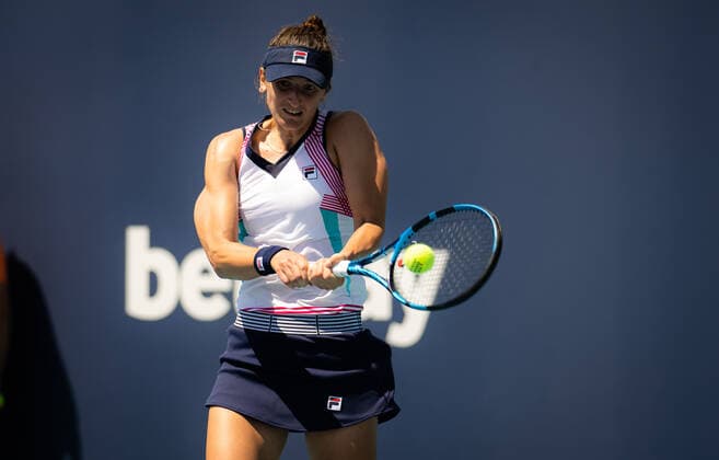March 26, 2022, MIAMI, FLORIDA, UNITED STATES: Irina-Camelia Begu of Romania in action during the third round of the 2022 Miami Open WTA, Tennis Damen 1000 tennis tournament against Aliaksandra Sasnovich of Belarus MIAMI UNITED STATES - ZUMAa181 20220326_zaa_a181_240 Copyright: xRobxPrangex
