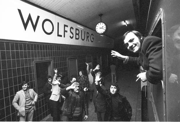 Italienische Gastarbeiter, bei VW in Wolfsburg beschaeftigt, fahren in den Weihnachtsurlaub Richtung Italien - hier am 16.12.1972 vom Wolfsburger Bahnhof. *** Italian guest workers, employed by VW in Wolfsburg, leave for Christmas vacation in Italy, here on 16 12 1972 from Wolfsburg train station.
