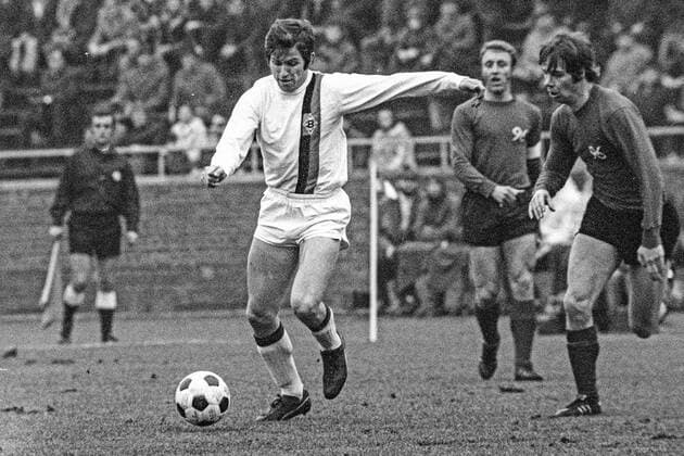Am Ball Jupp Heynckes von Bor.M.G. gegen Peter Anders. Aus BL Hannover 96 gegen Bor. M. Gladbach 1-1 am 06.02.1971. *** On the ball Jupp Heynckes of Bor M G against Peter Anders From BL Hannover 96 against Bor M Gladbach 1 1 on 06 02 1971