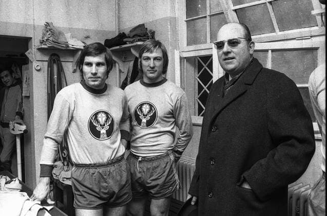 Guenter Mast, Jaegermeisterchef und spaeterer Praes. von Eintacht Braunschweig, stellt hier am 04.04.1973 seine Jaegermeister Trikotreklame von Eintracht Braunschweig vor. *** Guenter Mast, Jaegermeister boss and later president of Eintracht Braunschweig, presents his Jaegermeister jersey advertisement of Eintracht Braunschweig here on 04 04 1973.