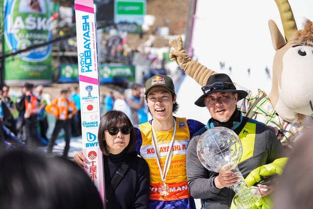 !!!PRINT PODPISYWAC JAKO ALEKSANDRA LYSZCZARZ !!! 27.03.2022 PLANICA SLOWENIA SLOVENIA VIESSMAN PUCHAR SWIATA W SKOKACH NARCIARSKICH INDIVIDUAL KONKURS INDYWIDUALNY FIS Ski jumping, Skispringen, Ski, nordisch WORLD CUP, MEN FLYING EVENT CONTEST N Z: Ryoyu Kobayashi z rodzicami Ryoyu with his parents Mateusz Januszek NEWSPIX.PL --- Newspix.pl  MJ9720220327-05718