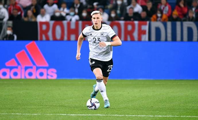 Fussball, Herren, Deutschland, Nationalmannschaft, Freundschaftsspiel, PreZero Arena Sinsheim: Deutschland (weiss) - Israel (blau) 2:0; Nico Schlotterbeck (GER). Aktion, Einzelbild. DFB DFL REGULATIONS PROHIBIT ANY USE OF PHOTOGRAPHS AS IMAGE SEQUENCES AND OR QUASI-VIDEO