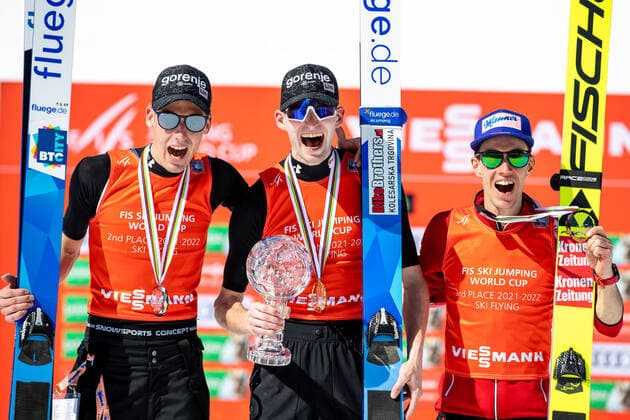 SKI FLYING - FIS WC Planica PLANICA,SLOVENIA,27.MAR.22 - NORDIC SKIING, Ski jumping, Skispringen, Ski, nordisch SKI FLYING - FIS World Cup, award ceremony. Image shows the rejoicing of Timi Zajc, Ziga Jelar (SLO) and Stefan Kraft (AUT). Keywords: medal.  GEPAxpictures xMaticxKlansek