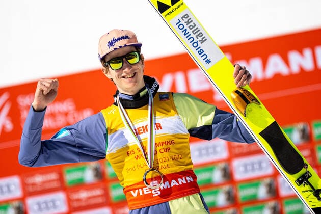 SKI FLYING - FIS WC Planica PLANICA,SLOVENIA,27.MAR.22 - NORDIC SKIING, Ski jumping, Skispringen, Ski, nordisch SKI FLYING - FIS World Cup, award ceremony. Image shows the rejoicing of Karl Geiger (GER). Keywords: medal, overall.  GEPAxpictures xMaticxKlansek