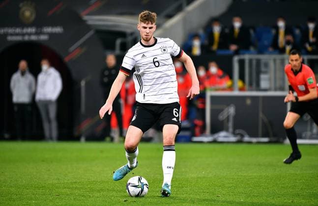 Fussball, Herren, Deutschland, Nationalmannschaft, Freundschaftsspiel, PreZero Arena Sinsheim: Deutschland (weiss) - Israel (blau) 2:0; Anton Stach (GER). Aktion, Einzelbild. DFB DFL REGULATIONS PROHIBIT ANY USE OF PHOTOGRAPHS AS IMAGE SEQUENCES AND OR QUASI-VIDEO