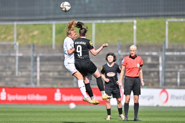 Kopfballduell Lisanne Gräwe (B04, 5) Adriana Achcinska (FC Köln, 9), 27.03.2022, Köln (Deutschland), Fussball, Flyeralarm Frauen-Bundesliga, 1. FC Köln - Bayer 04 Leverkusen