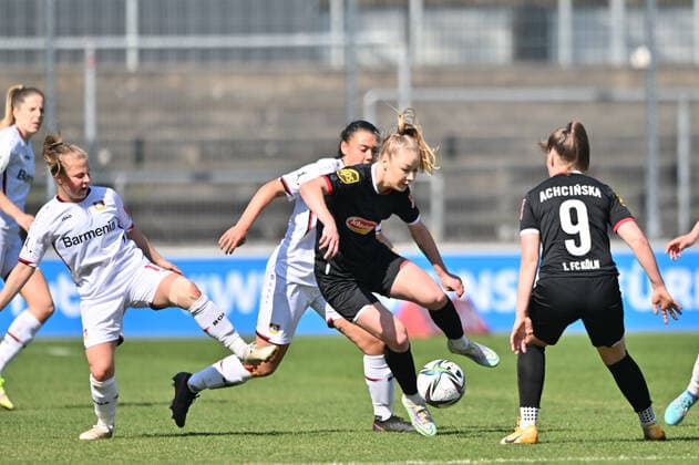 Weronika Zawistowska (FC Köln, 24) mit Ball, 27.03.2022, Köln (Deutschland), Fussball, Flyeralarm Frauen-Bundesliga, 1. FC Köln - Bayer 04 Leverkusen