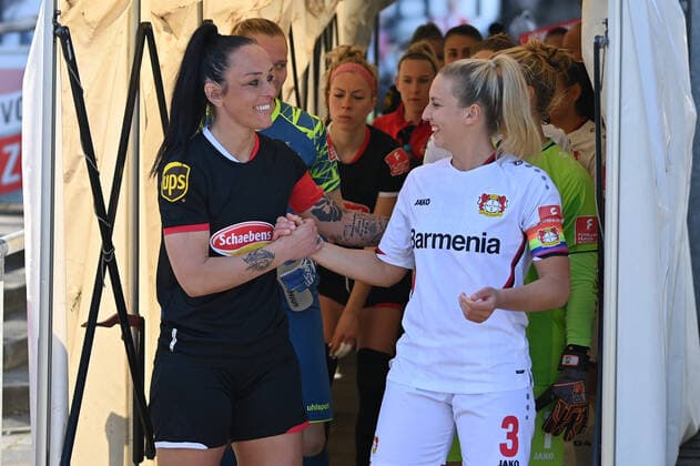 Peggy Kuznik (FC Köln, 21) begrüßt Melissa Friedrich (B04, 3) vor dem Spiel, 27.03.2022, Köln (Deutschland), Fussball, Flyeralarm Frauen-Bundesliga, 1. FC Köln - Bayer 04 Leverkusen