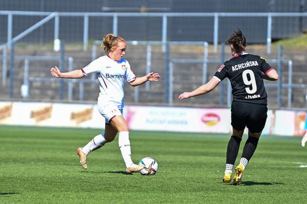 Lisanne Gräwe (B04, 5) in der Offensive, 27.03.2022, Köln (Deutschland), Fussball, Flyeralarm Frauen-Bundesliga, 1. FC Köln - Bayer 04 Leverkusen