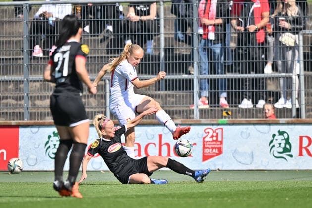 Mandy Islacker (FC Köln, 8) stoppt Irina Pando (B04, 21), 27.03.2022, Köln (Deutschland), Fussball, Flyeralarm Frauen-Bundesliga, 1. FC Köln - Bayer 04 Leverkusen