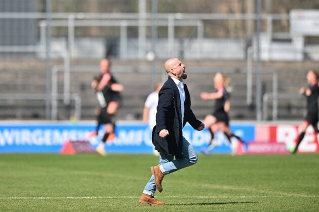 Sascha Glass (Cheftrainer, Trainer 1. FC Köln) bejubelt das 1:0, 27.03.2022, Köln (Deutschland), Fussball, Flyeralarm Frauen-Bundesliga, 1. FC Köln - Bayer 04 Leverkusen