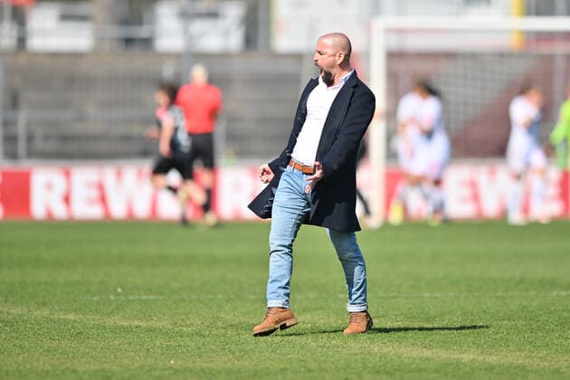 Sascha Glass (Cheftrainer, Trainer 1. FC Köln) bejubelt das 1:0, 27.03.2022, Köln (Deutschland), Fussball, Flyeralarm Frauen-Bundesliga, 1. FC Köln - Bayer 04 Leverkusen