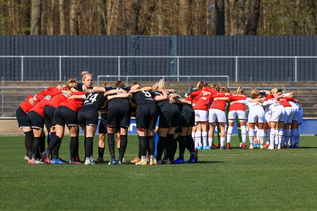 Flyeralarm Frauen-Bundesliga 2021-2022, 1. FC Köln - Bayer 04 Leverkusen Teanrunden 1. FC Köln und Bayer Leverkusen vor dem Spiel Köln Franz-Kremer-Stadion, Rasenplatz Nordrhein-Westfalen Deutschland