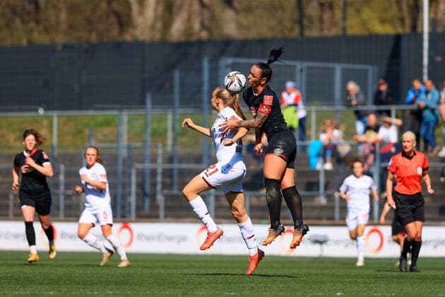 Flyeralarm Frauen-Bundesliga 2021-2022, 1. FC Köln - Bayer 04 Leverkusen Luftzweikampf mit Irina Pando (LEV, 21) und Peggy Kuznik (FC, 21) Köln Franz-Kremer-Stadion, Rasenplatz Nordrhein-Westfalen Deutschland