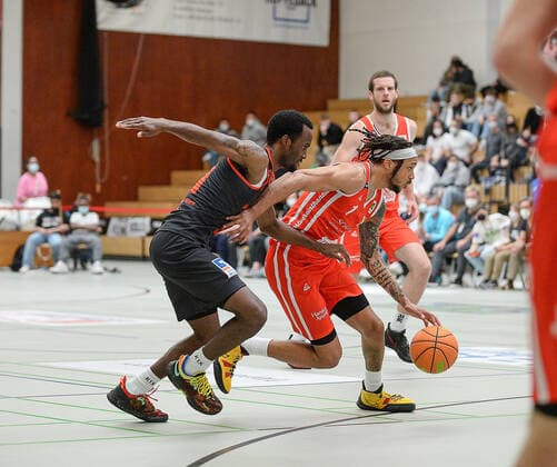 26.03.2022, xmgx, Basketball 2.Bundesliga Pro B, White Wings Hanau - Gießen 46ers Rackelos v.l. Montrael Scott (Gießen) Dewrell Tisdale Jr (Hanau) Hanau Hessen Deutschland (DEU)