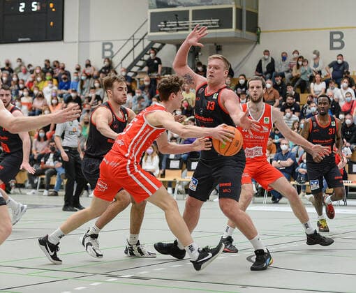 26.03.2022, xmgx, Basketball 2.Bundesliga Pro B, White Wings Hanau - Gießen 46ers Rackelos v.l. Sebastian Brach (Gießen) Niklas Krause (Hanau) Johannes Lischka (Gießen) Hanau Hessen Deutschland (DEU)