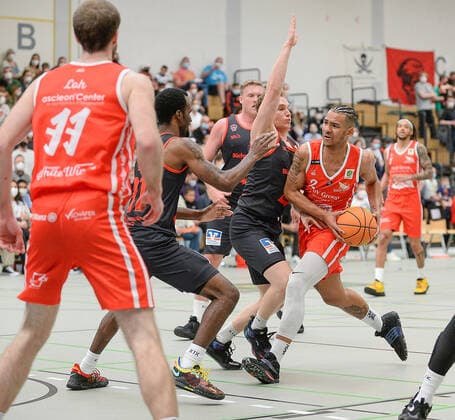 26.03.2022, xmgx, Basketball 2.Bundesliga Pro B, White Wings Hanau - Gießen 46ers Rackelos v.l. Montrael Scott und Viktor Ziring (beide Gießen) Dion Mohammed Braimoh (Hanau) Hanau Hessen Deutschland (DEU)