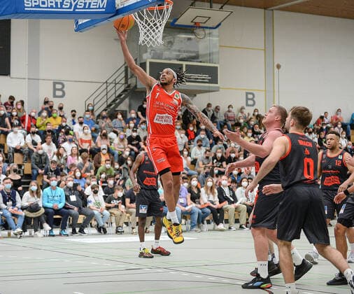 26.03.2022, xmgx, Basketball 2.Bundesliga Pro B, White Wings Hanau - Gießen 46ers Rackelos v.l. Dewrell Tisdale Jr (Hanau) Johannes Lischka und Sebastian Brach (beide Gießen) Hanau Hessen Deutschland (DEU)