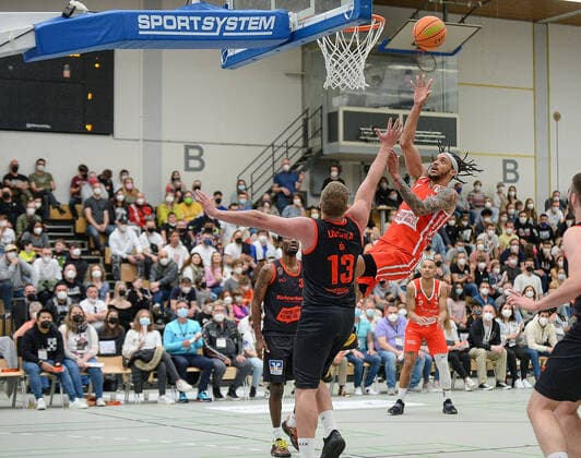 26.03.2022, xmgx, Basketball 2.Bundesliga Pro B, White Wings Hanau - Gießen 46ers Rackelos v.l. Johannes Lischka (Gießen) Dewrell Tisdale Jr (Hanau) Hanau Hessen Deutschland (DEU)
