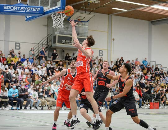 26.03.2022, xmgx, Basketball 2.Bundesliga Pro B, White Wings Hanau - Gießen 46ers Rackelos v.l. Niklas Krause (Hanau) Maximilian Begue (Gießen) Hanau Hessen Deutschland (DEU)