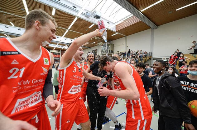 26.03.2022, xmgx, Basketball 2.Bundesliga Pro B, White Wings Hanau - Gießen 46ers Rackelos v.l. Siegesjubel (Hanau) Hanau Hessen Deutschland (DEU)