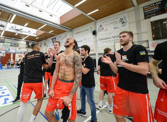 26.03.2022, xmgx, Basketball 2.Bundesliga Pro B, White Wings Hanau - Gießen 46ers Rackelos v.l. Siegesjubel (Hanau) Hanau Hessen Deutschland (DEU)