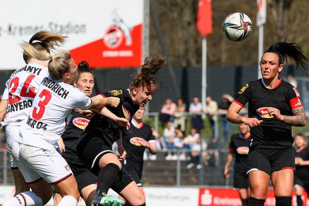 Flyeralarm Frauen-Bundesliga 2021-2022, 1. FC Köln - Bayer 04 Leverkusen Torraumaktion mit Myrthe Moorrees (FC, 6), (FC, 19), Melissa Friedrich (LEV, 3) Köln Franz-Kremer-Stadion, Rasenplatz Nordrhein-Westfalen Deutschland