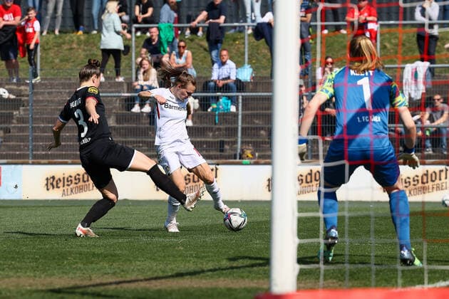 Flyeralarm Frauen-Bundesliga 2021-2022, 1. FC Köln - Bayer 04 Leverkusen Torschussversuch durch Bayer Leverkusen mit Sabrina Horvat (FC, 3), Manon Klett (FC, 1) Köln Franz-Kremer-Stadion, Rasenplatz Nordrhein-Westfalen Deutschland