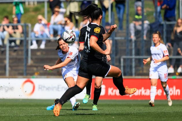 Flyeralarm Frauen-Bundesliga 2021-2022, 1. FC Köln - Bayer 04 Leverkusen Torschussversuch durch Dora Zeller (LEV, 19) Köln Franz-Kremer-Stadion, Rasenplatz Nordrhein-Westfalen Deutschland