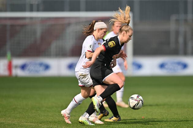 Weronika Zawistowska (FC Köln, 24) setzt sich gegen Dora Zeller (B04, 19) durch, 27.03.2022, Köln (Deutschland), Fussball, Flyeralarm Frauen-Bundesliga, 1. FC Köln - Bayer 04 Leverkusen